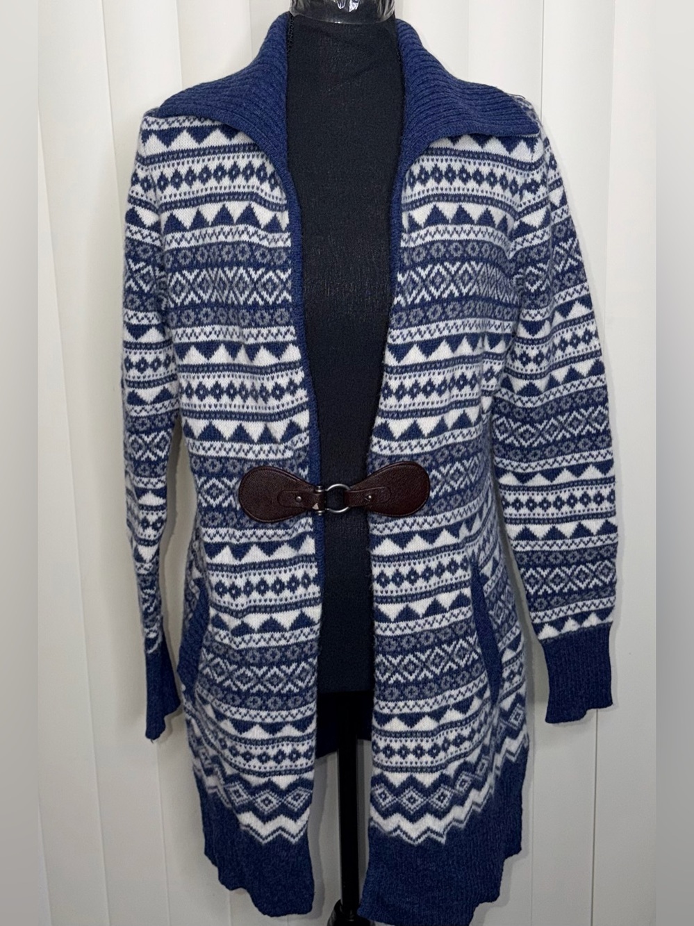 Cambridge Women’s Cardigan Blue White Brown Leather Buckle Clasp Sz M EUC